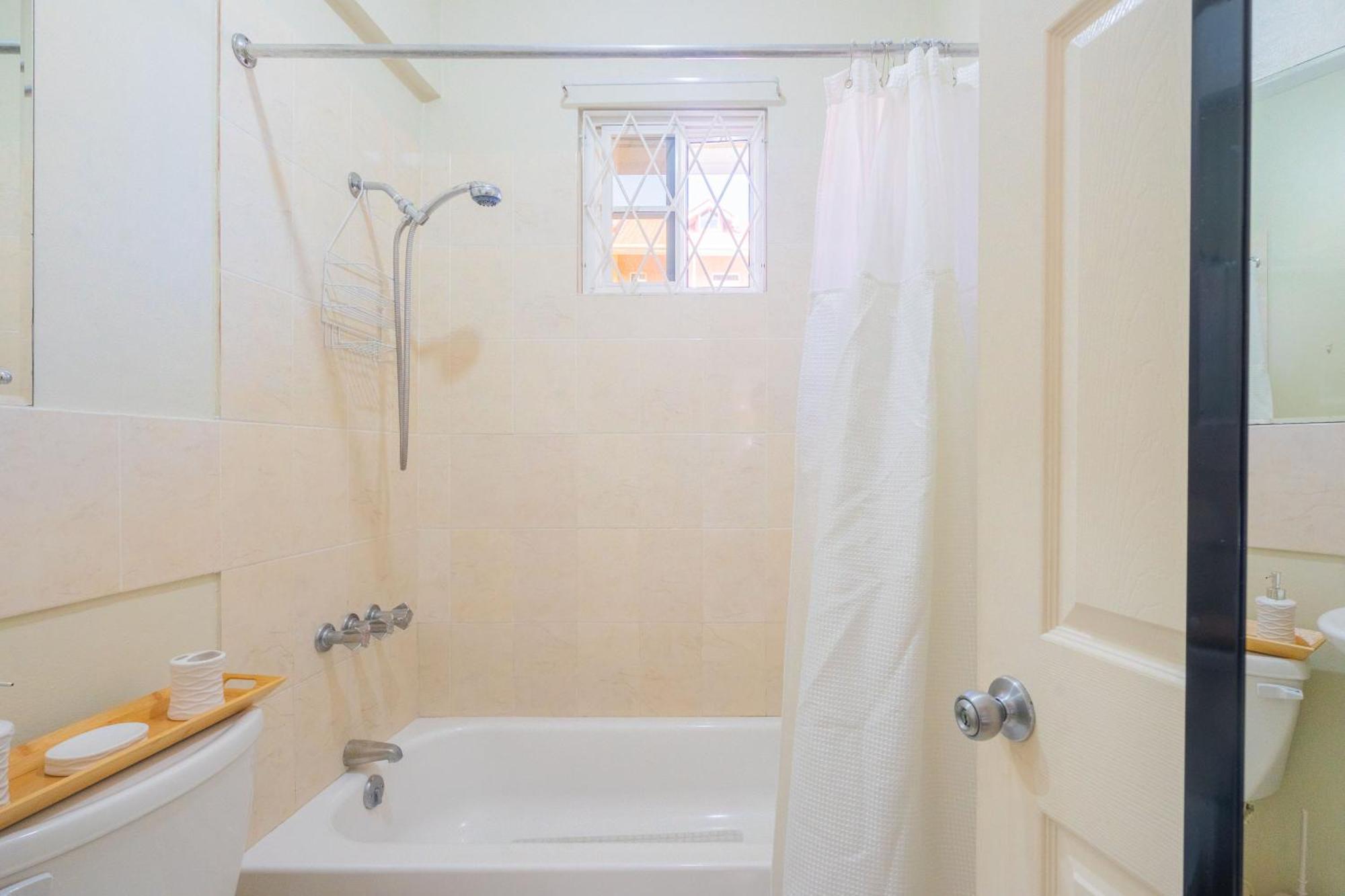 Musgrave Annex- Comfy 1 Bedroom Apartment On The Ground Floor キングストン エクステリア 写真