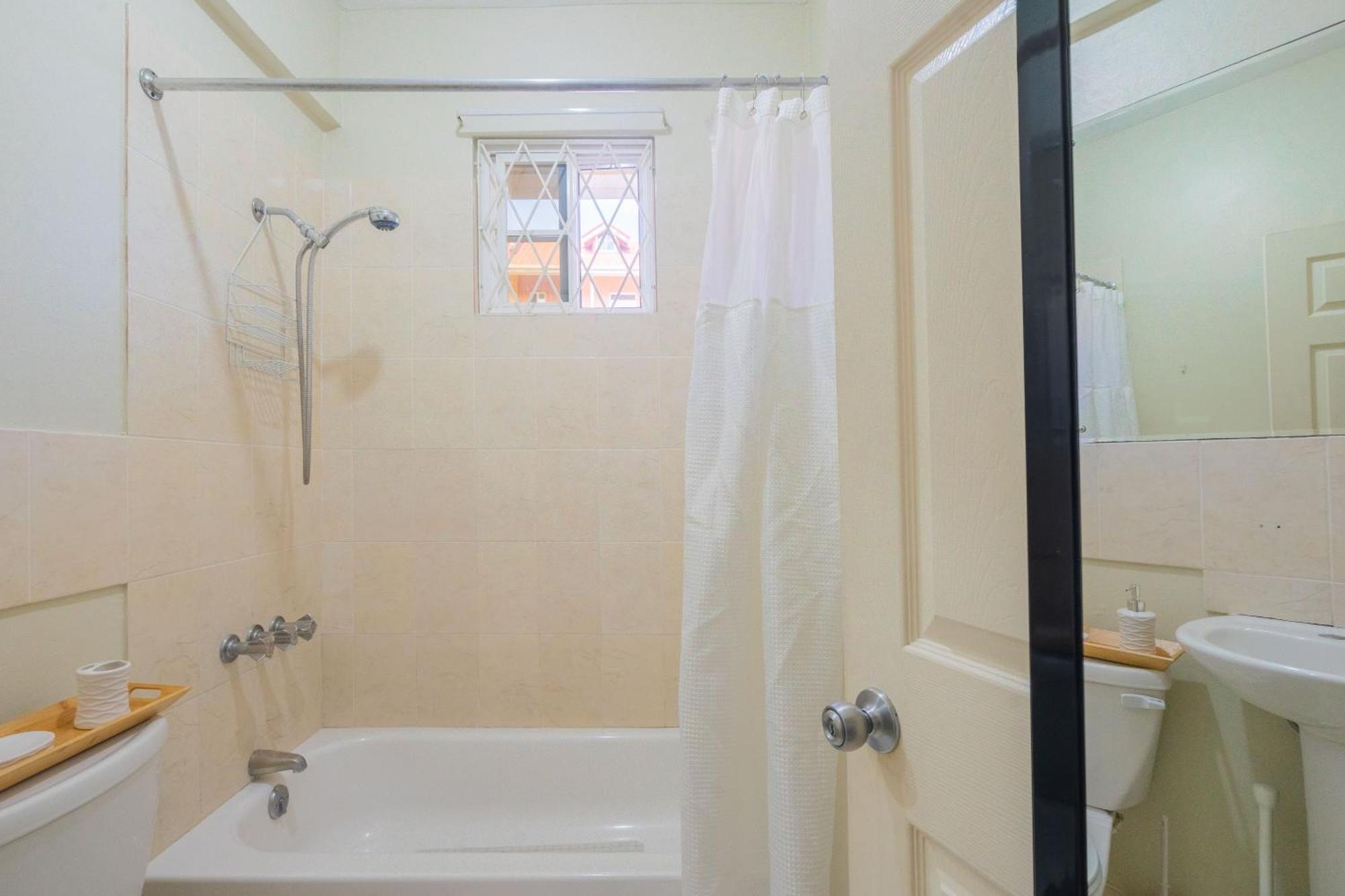 Musgrave Annex- Comfy 1 Bedroom Apartment On The Ground Floor キングストン エクステリア 写真